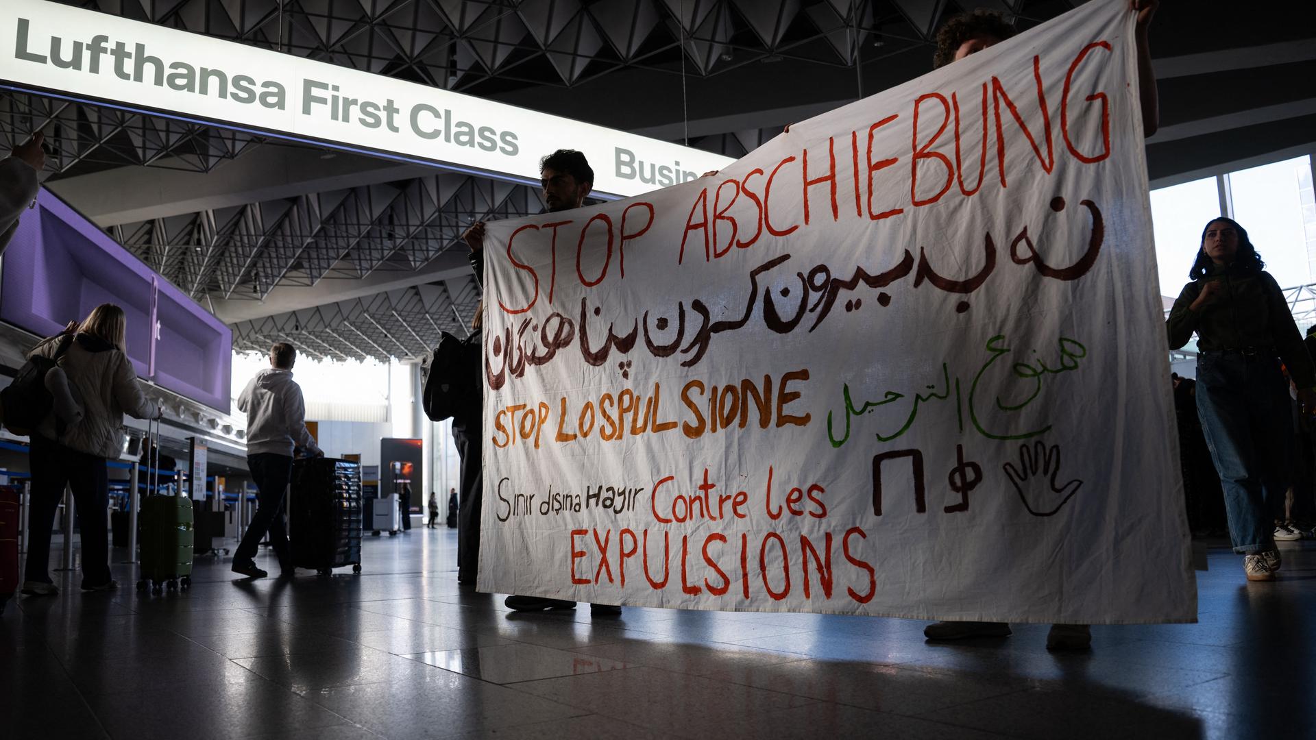 Demonstranten halten am Frankfurter Flughafen ein Banner mit der Aufschrift "Stop Abschiebung" beim bundesweiten Protest gegen Abschiebungen. 