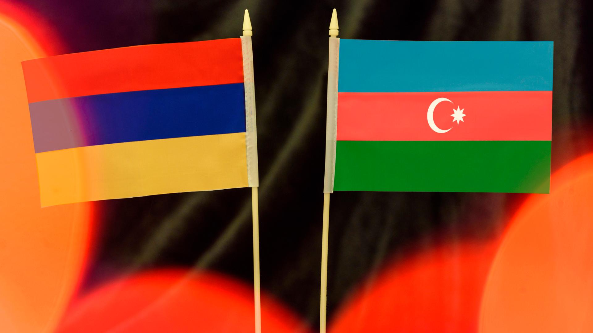 Die Nationalflaggen von Armenien und Aserbaidschan. Sie sollen den Konflikt beider Länder um die Region Bergkarabach symbolisieren. Die Nationalflaggen von Armenien und Aserbaidschan. Sie sollen den Konflikt beider Länder um die Region Bergkarabach symbolisieren.