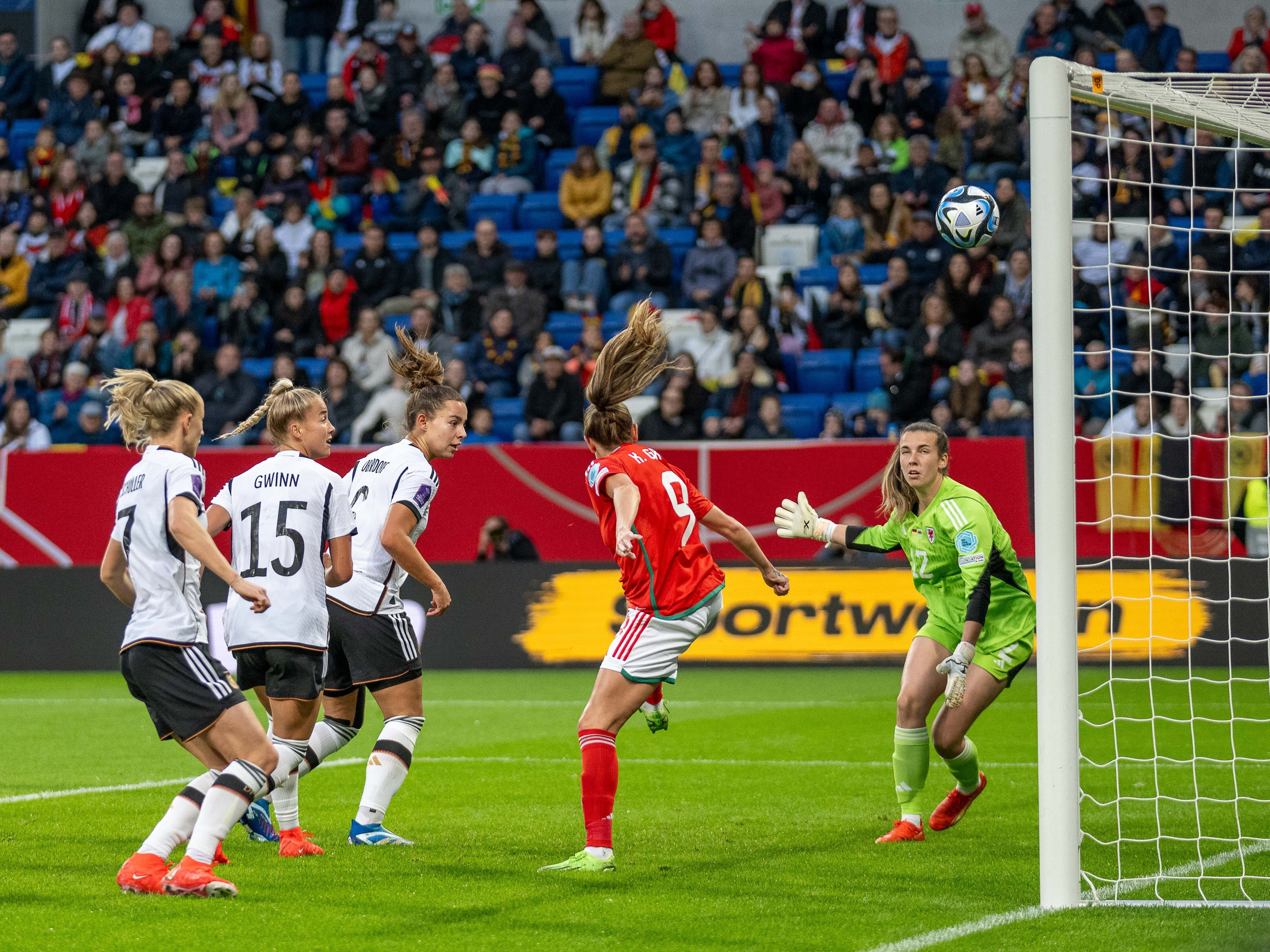 Fußball - DFB-Frauen schlagen Wales mit 5:1