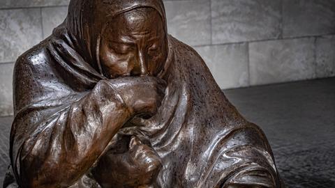 Nahaufnahme einer Skulptur einer Frau, die ihren toten Sohn umarmt