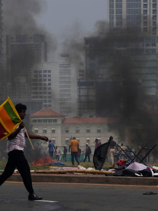 Anhänger und Gegner der Regierung in Sri Lanka haben sich in der Hauptstadt Colombo gewaltsame Auseinandersetzungen geliefert.