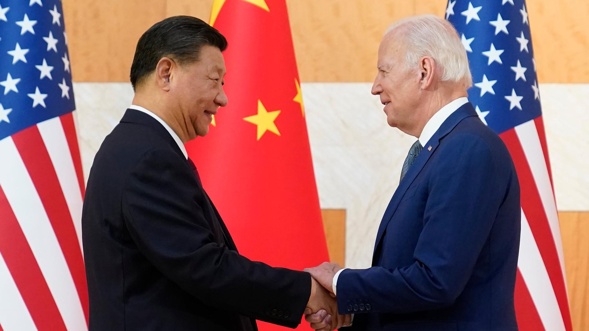 US-Präsident Joe Biden und Chinas Präsident Xi Jinping schütteln Hände bei einem Treffen während des G20-Gipfels am 14. November 2022 in Nusa Dua (Bali, Indonesien). US-Präsident Joe Biden und Chinas Präsident Xi Jinping schütteln Hände bei einem Treffen während des G20-Gipfels am 14. November 2022 in Nusa Dua (Bali, Indonesien).