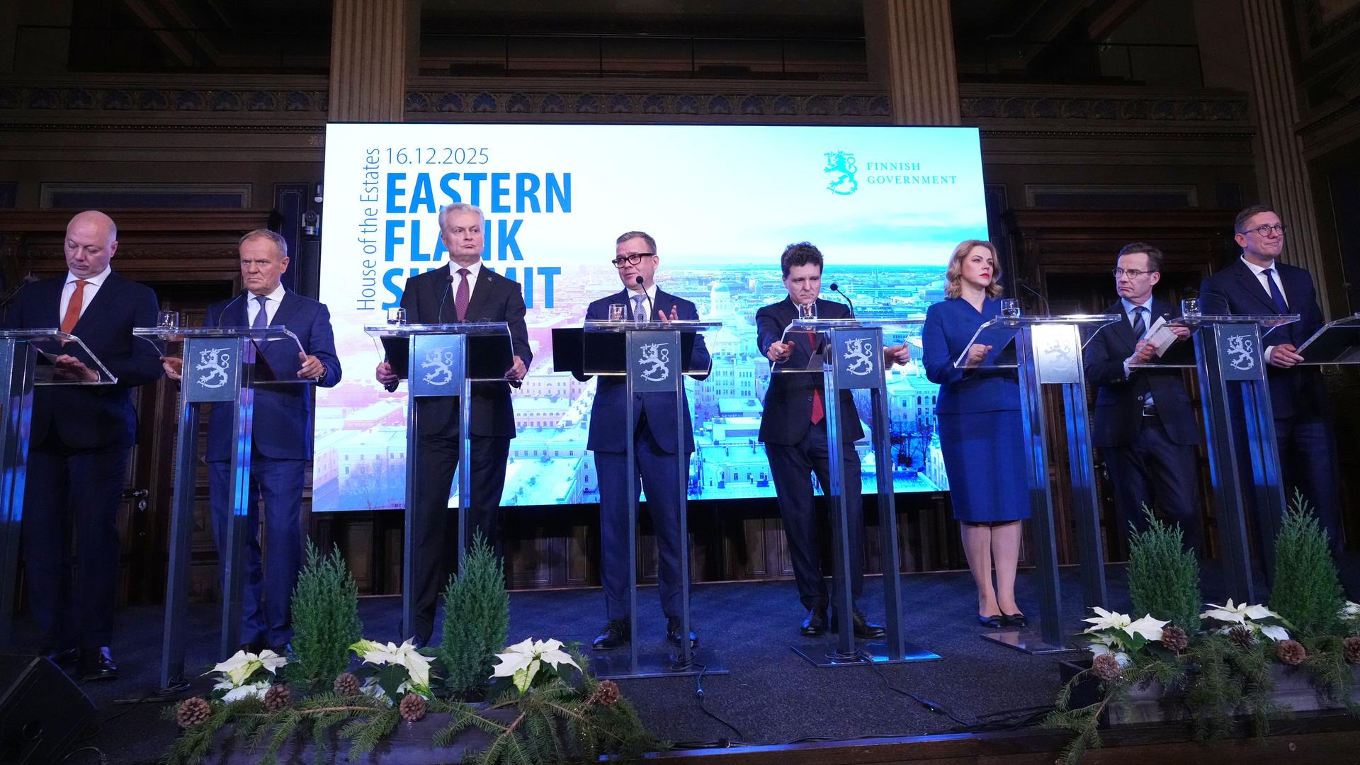 Die Premierminister von Bulgarien, Polen, Litauen, Finnland, Rumänien, Lettland, Schweden und Estland stehen stehen zusammen. Die Premierminister von Bulgarien, Polen, Litauen, Finnland, Rumänien, Lettland, Schweden und Estland stehen stehen zusammen.