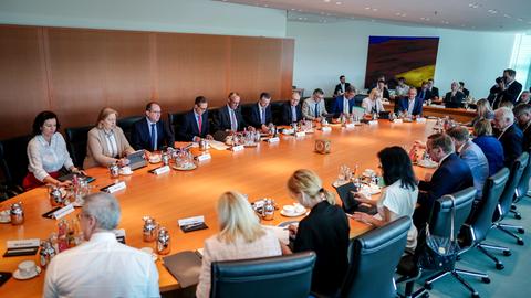 Bundeskanzler Friedrich Merz (CDU, oben M) nimmt an der Sitzung des Bundeskabinetts im Bundeskanzleramt teil. 
