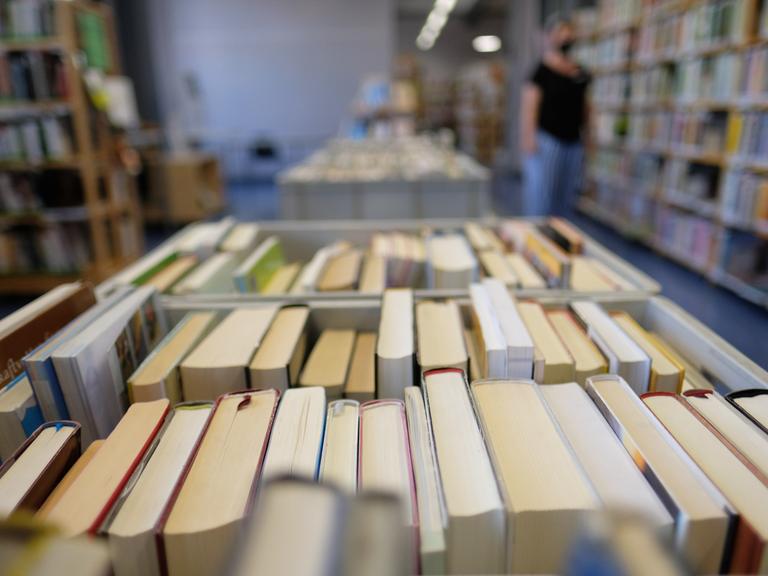 Bücher stehen in der Stadtbibliothek in Boxen auf einem Tisch. Durch die Corona-Pandemie hatten die Bibliotheken in Sachsen-Anhalt weniger Nutzer und somit geringere Einnahmen.