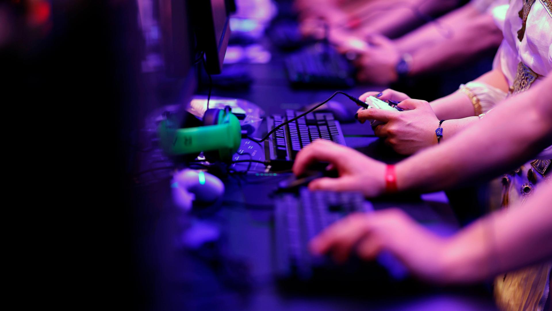Besucher testen Videospiele auf der Computerspiel-Messe Gamescom. Besucher testen Videospiele auf der Computerspiel-Messe Gamescom.