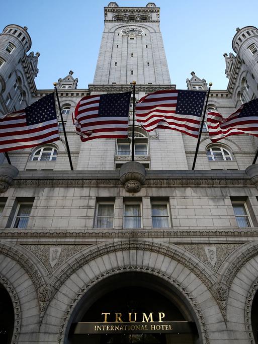 Das Trump Hotel im November 2020. Über dem mächtigen Portal wehen US-Flaggen. Das Hotel befindet sich in einem mächtigen Gebäude im neuromanischen Stil, das früher Hauptpostamt der USA war.