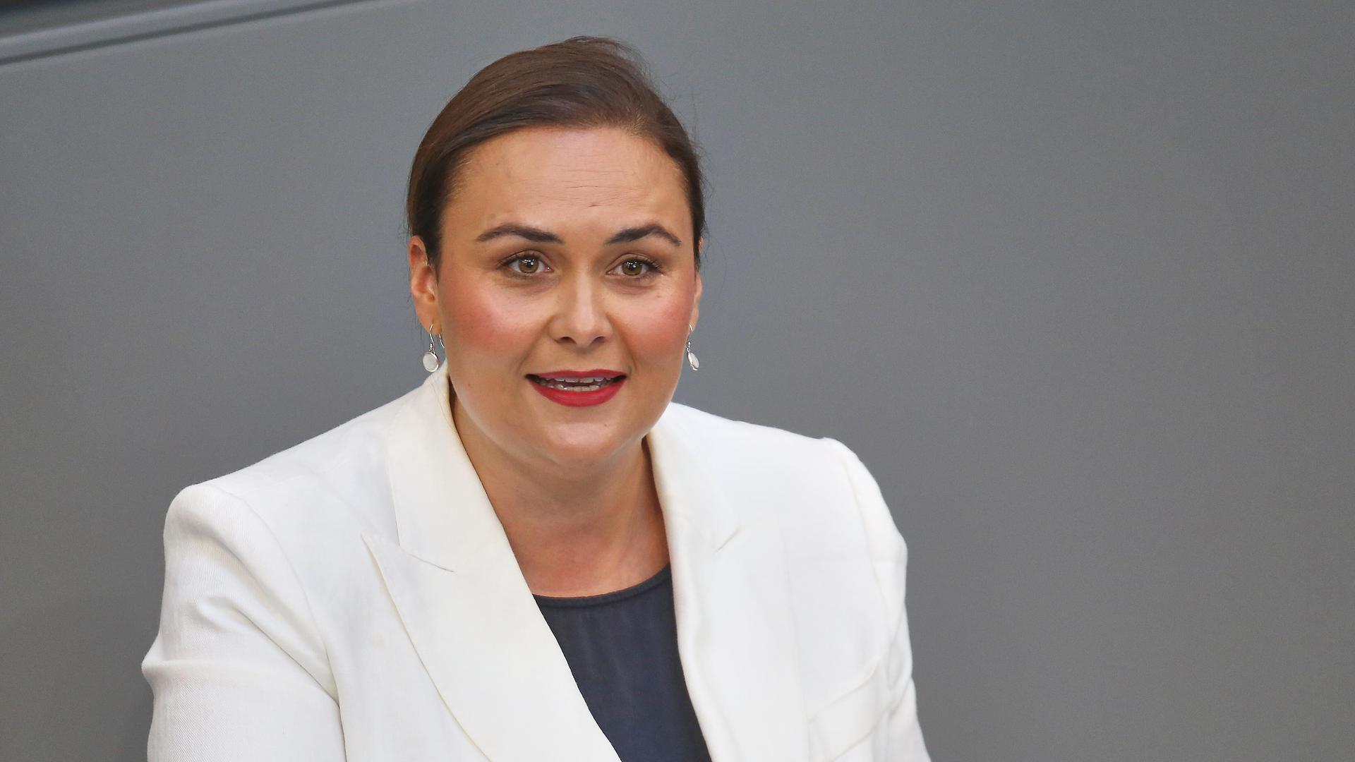 Isabel Cademartori. SPD, spricht im Bundestag. Sie trägt einen weißen Blazer. Isabel Cademartori. SPD, spricht im Bundestag. Sie trägt einen weißen Blazer.