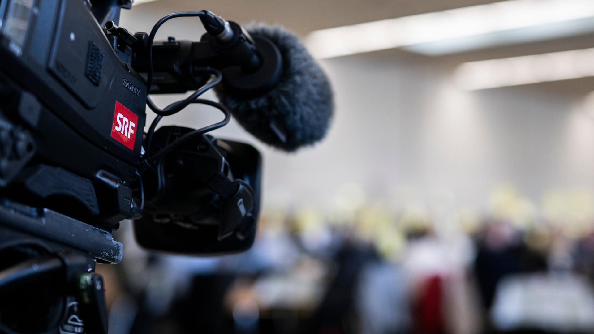 Eine Kamera des Schweizer Fernsehens SRF filmt in einen Raum.