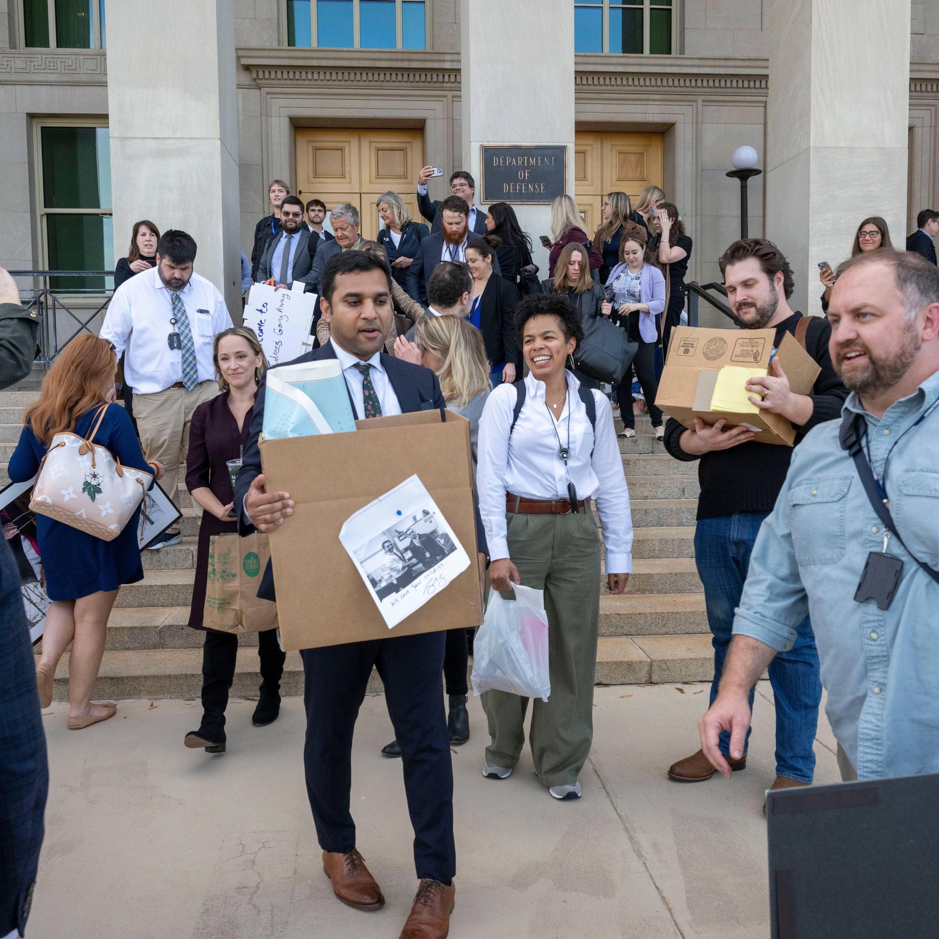 Mitglieder des Pentagon-Pressekorps tragen ihre Kartons und Unterlagen aus dem Pentagon.