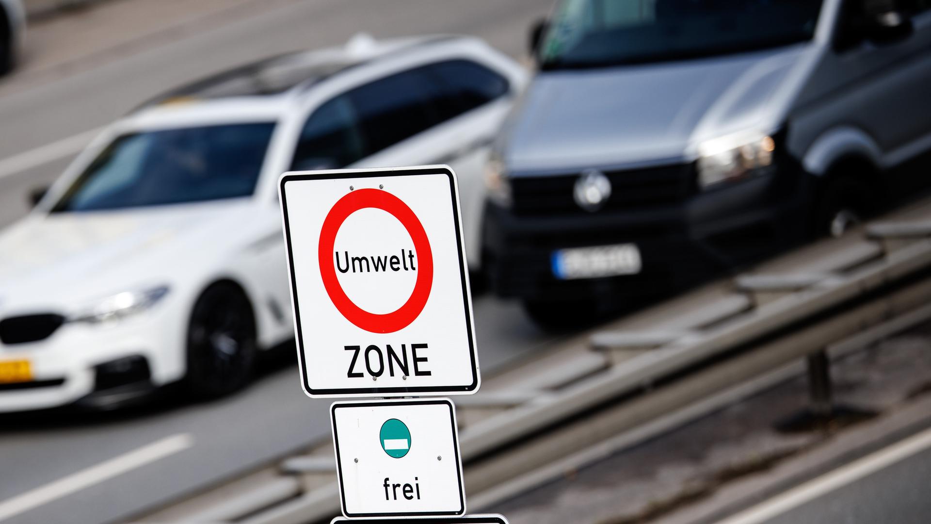 Ein Verkehrsschild weist am 28.03.2024 in München auf die Umweltzone hin. 