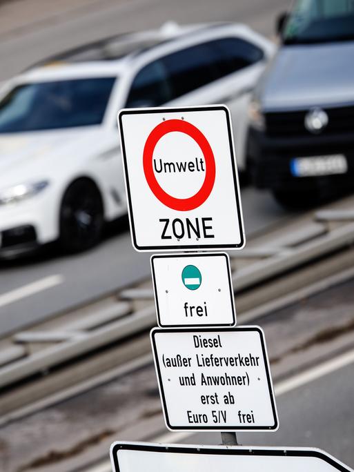 Ein Verkehrsschild weist am 28.03.2024 in München auf die Umweltzone hin. 