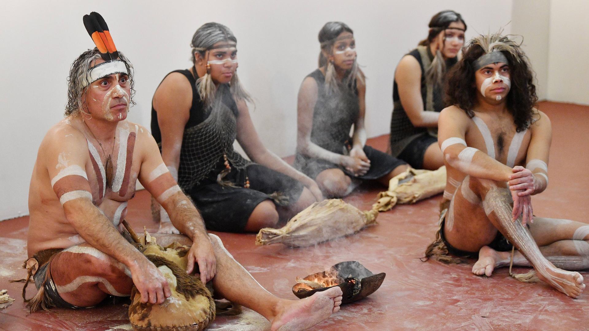 "Country Kaurna"-Darsteller bei einem Treffen des Joint Council on Closing the Gap im Tandanya National Aboriginal Cultural Institute in Adelaide, Australien