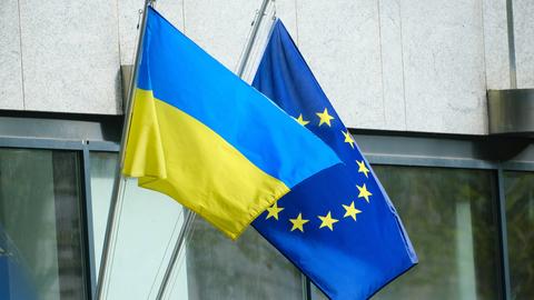 Ukrainische und EU-Flaggen am Generalkonsulat in Düsseldorf am 4.11.2022.