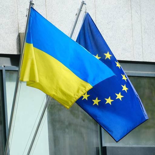 Ukrainische und EU-Flaggen am Generalkonsulat in Düsseldorf am 4.11.2022.