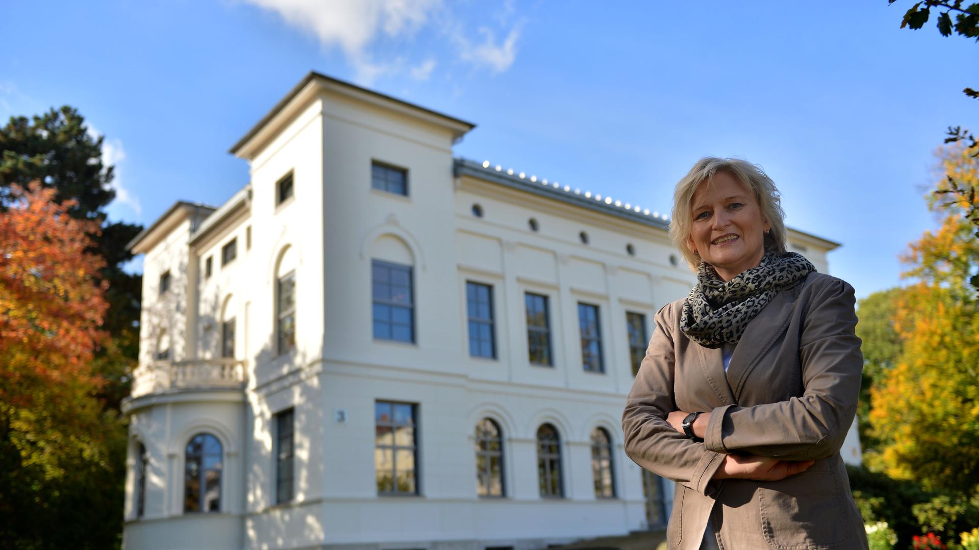 Simone Lässigsteht  im Garten vor dem Georg-Eckert-Institut (Archivaufnahme)