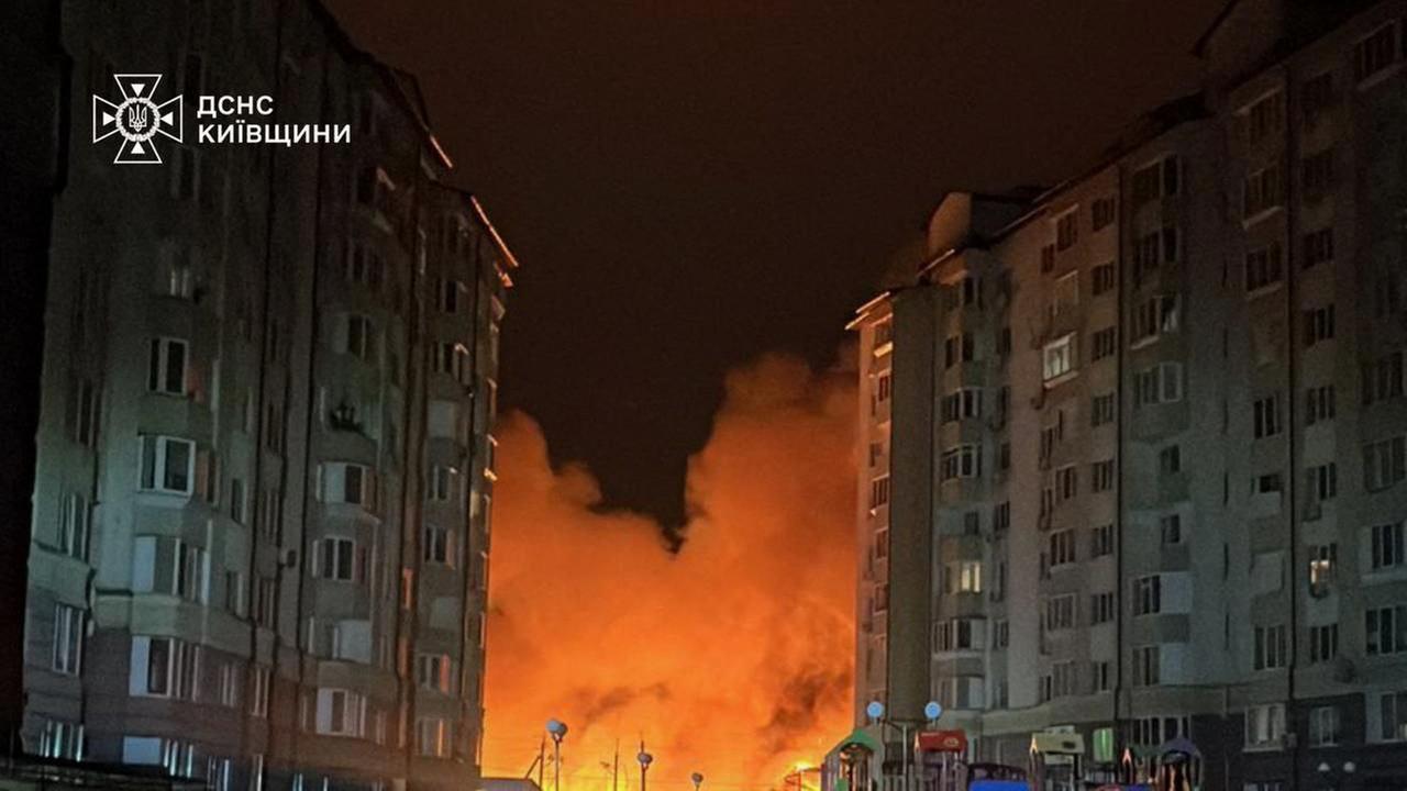 Dieses Foto vom staatlichen Notfalldienst der Ukraine soll einen Brand an einem Ort zeigen, der bei einem russischen Luftangriff in der Region Kiew zerstört wurde.
