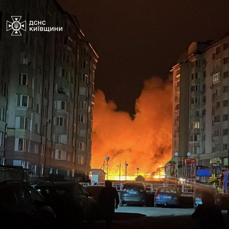 Dieses Foto vom staatlichen Notfalldienst der Ukraine soll einen Brand an einem Ort zeigen, der bei einem russischen Luftangriff in der Region Kiew zerstört wurde.