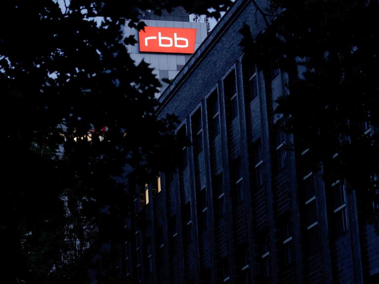 Das beleuchtete Logo des Senders Rundfunk Berlin-Brandenburg (RBB) ist an der Fassade am Sitz des Senders angebracht. 