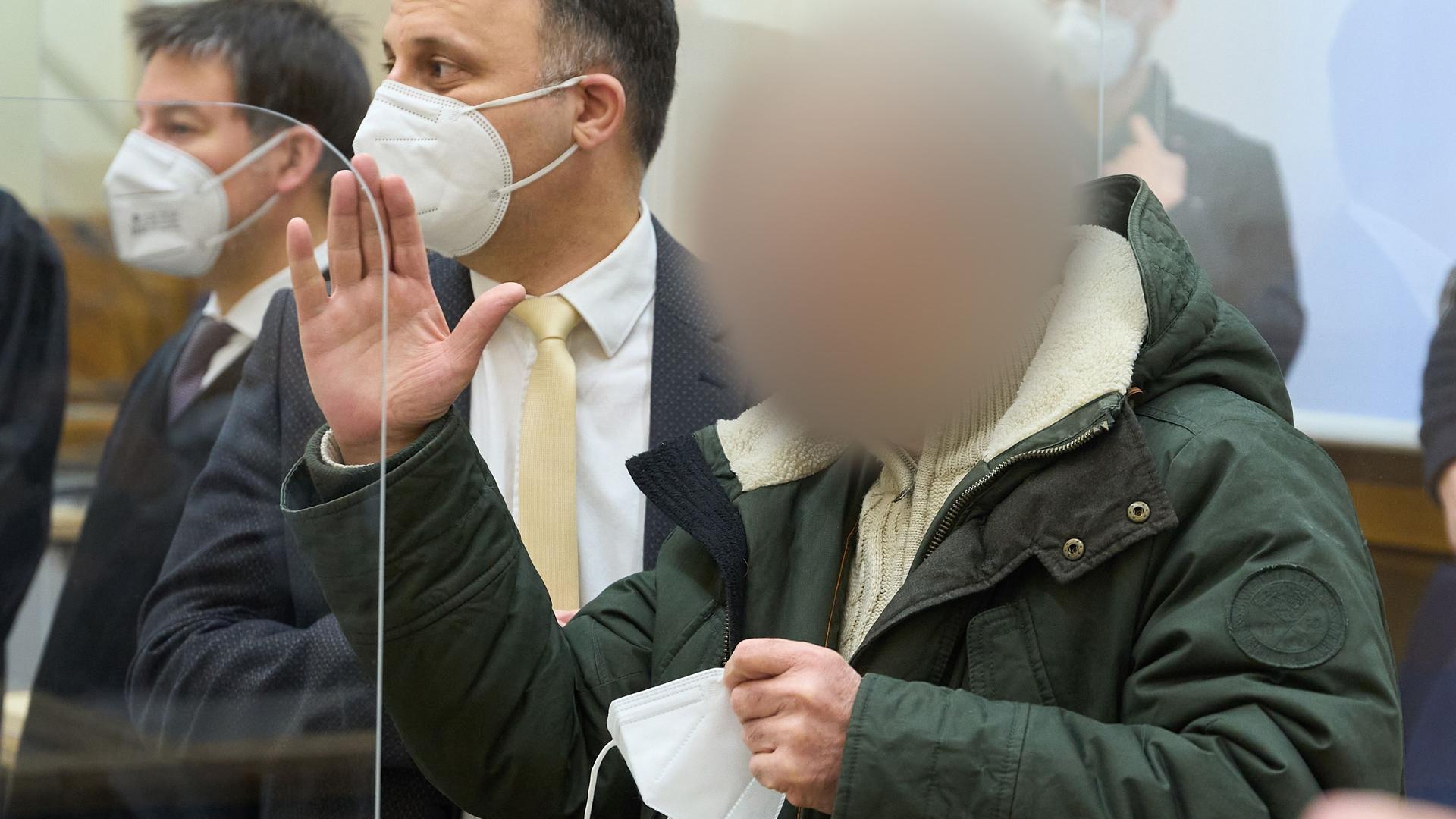 Der Angeklagte steht vor der Urteilsverkündung im Gerichtssaal des Oberlandesgerichts. Im nach Angaben der Bundesanwaltschaft weltweit ersten Strafprozess um Staatsfolter in Syrien ist der Angeklagte Anwar R. wegen Verbrechen gegen die Menschlichkeit zu lebenslanger Haft verurteilt worden. Auf der Anklagebank saÃ ein ehemaliger Vernehmungschef in einem syrischen Geheimdienst-Gefängnis.