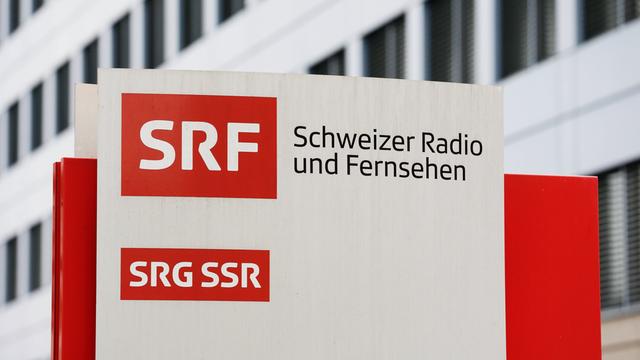 Das Bild zeigt ein Schild darauf steht: SRF Schweizer Radio und Fernsehen in Zürich, SRG SSR