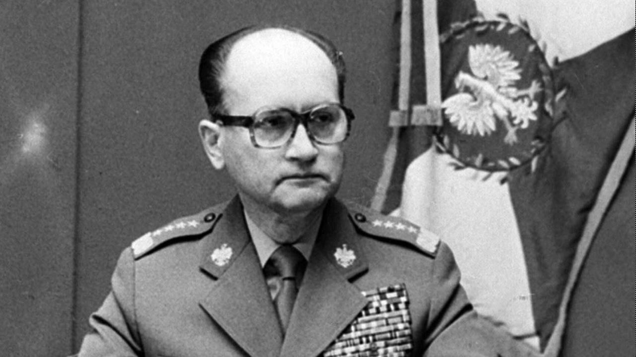 Schwarz-weißes Archivfoto: General Wojciech Jaruzelski bei der Verhängung des Kriegsrechts in Polen während einer Fernsehansprache am 13. Dezember 1981.