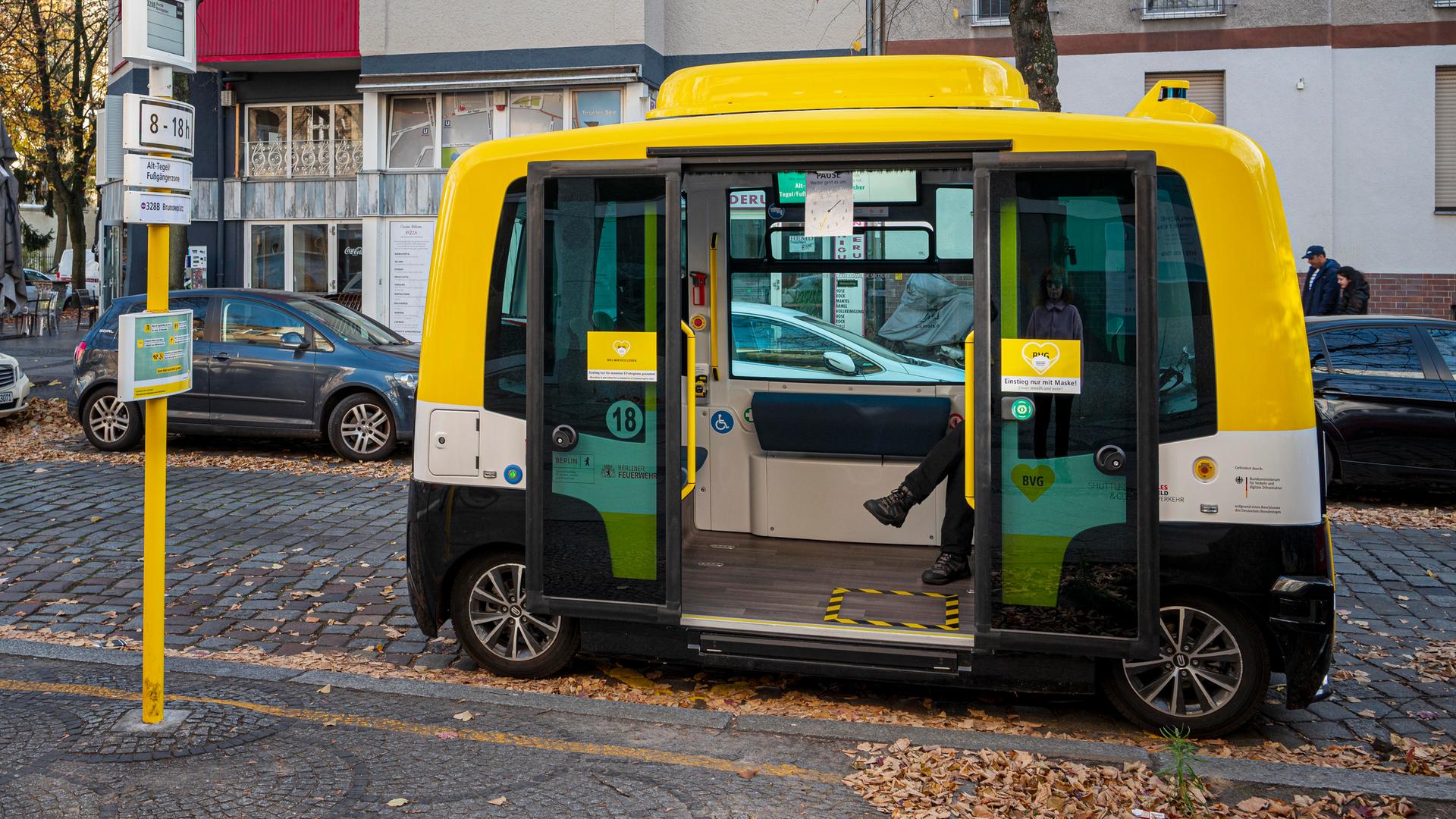 Ein Testbus für autonomes Fahren auf einer Straße in Berlin.