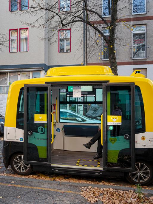 Ein Testbus für autonomes Fahren auf einer Straße in Berlin.