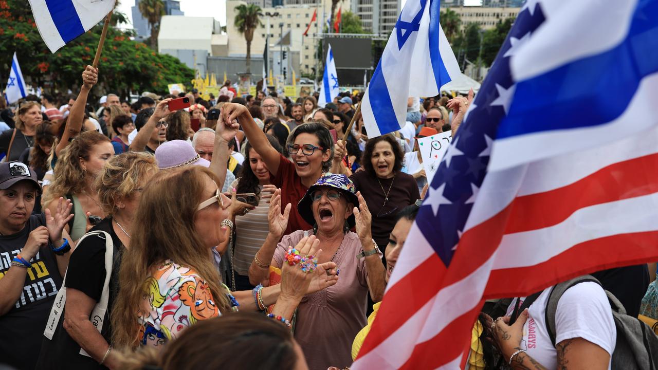 Israelis feiern mit israelischen und amerikanischen Flaggen auf dem Geiselplatz am 9. Oktober 2025 in Tel Aviv, Israel, die Nachricht vom Gaza-Friedensabkommen. Israelis feiern mit israelischen und amerikanischen Flaggen auf dem Geiselplatz am 9. Oktober 2025 in Tel Aviv, Israel, die Nachricht vom Gaza-Friedensabkommen.