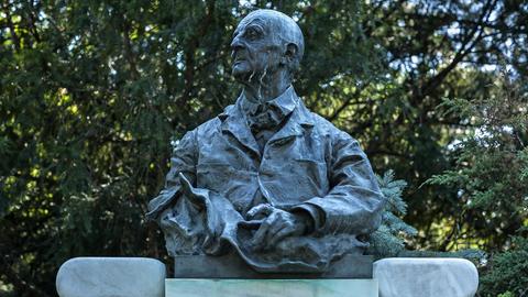 Büste des Komponisten Anton Bruckner (1824-1896) im Stadtpark Wien in Österreich. Am Kopf der Büste laufen streifenförmige Verschmutzungen von oben nach unten. 