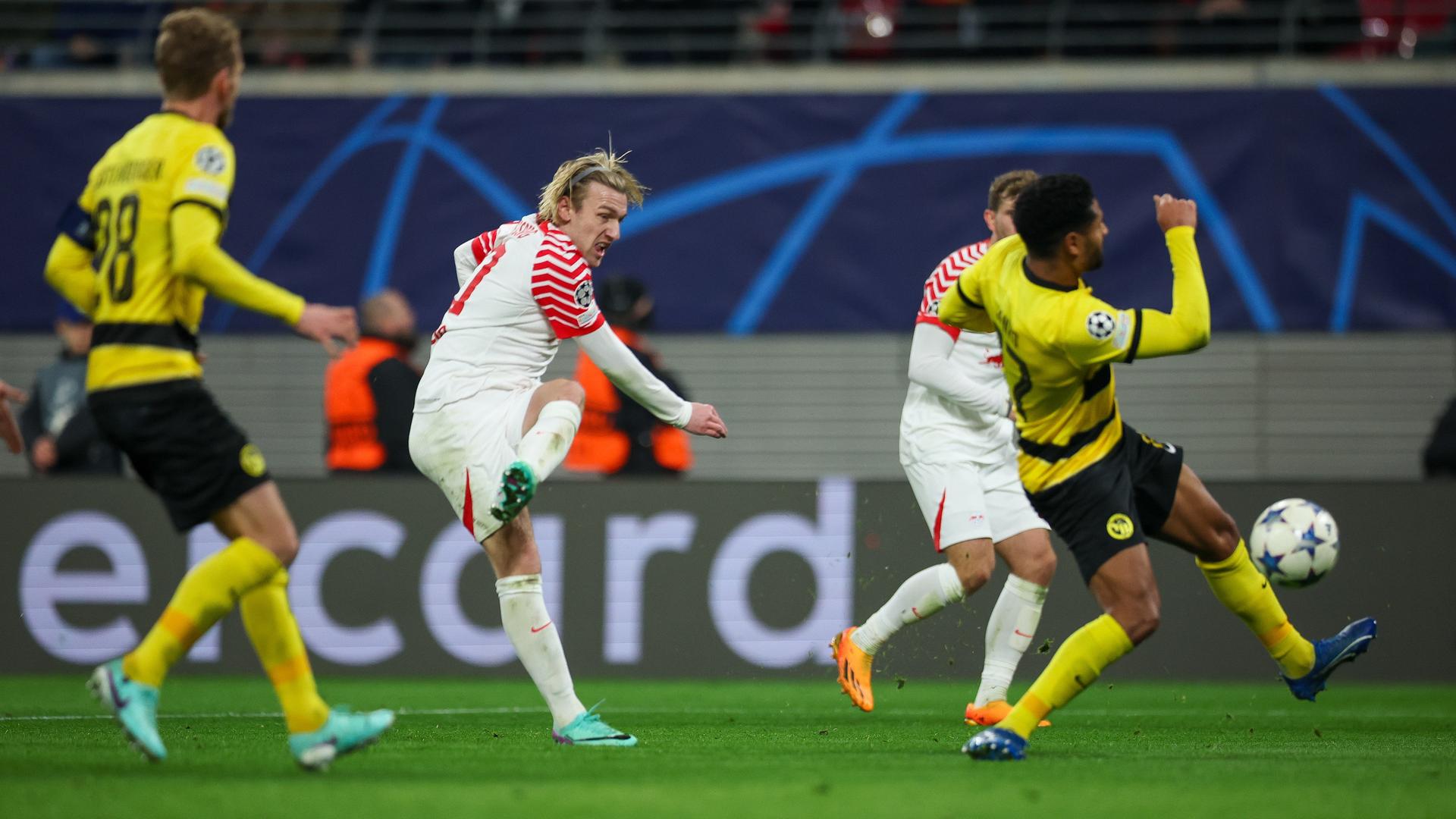 Das Bild zeigt einen erfolgreichen Torschuss von Leipzigs Profi Emil Forsberg an gegnerischen Spielern vorbei. Das Bild zeigt einen erfolgreichen Torschuss von Leipzigs Profi Emil Forsberg an gegnerischen Spielern vorbei.
