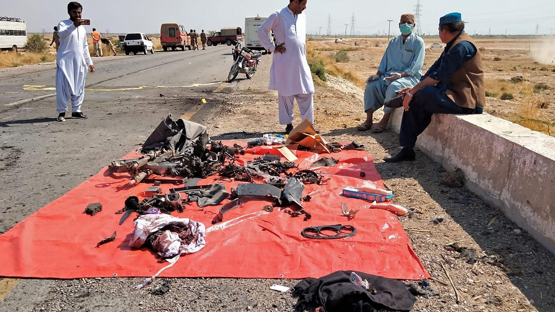 Pakistan, Baluchistan: Sicherheitskräfte sichern den Ort des Anschlags nach einer Explosion. Mehrere Soldaten wurden bei einem Angriff getötet. Pakistan, Baluchistan: Sicherheitskräfte sichern den Ort des Anschlags nach einer Explosion. Mehrere Soldaten wurden bei einem Angriff getötet.