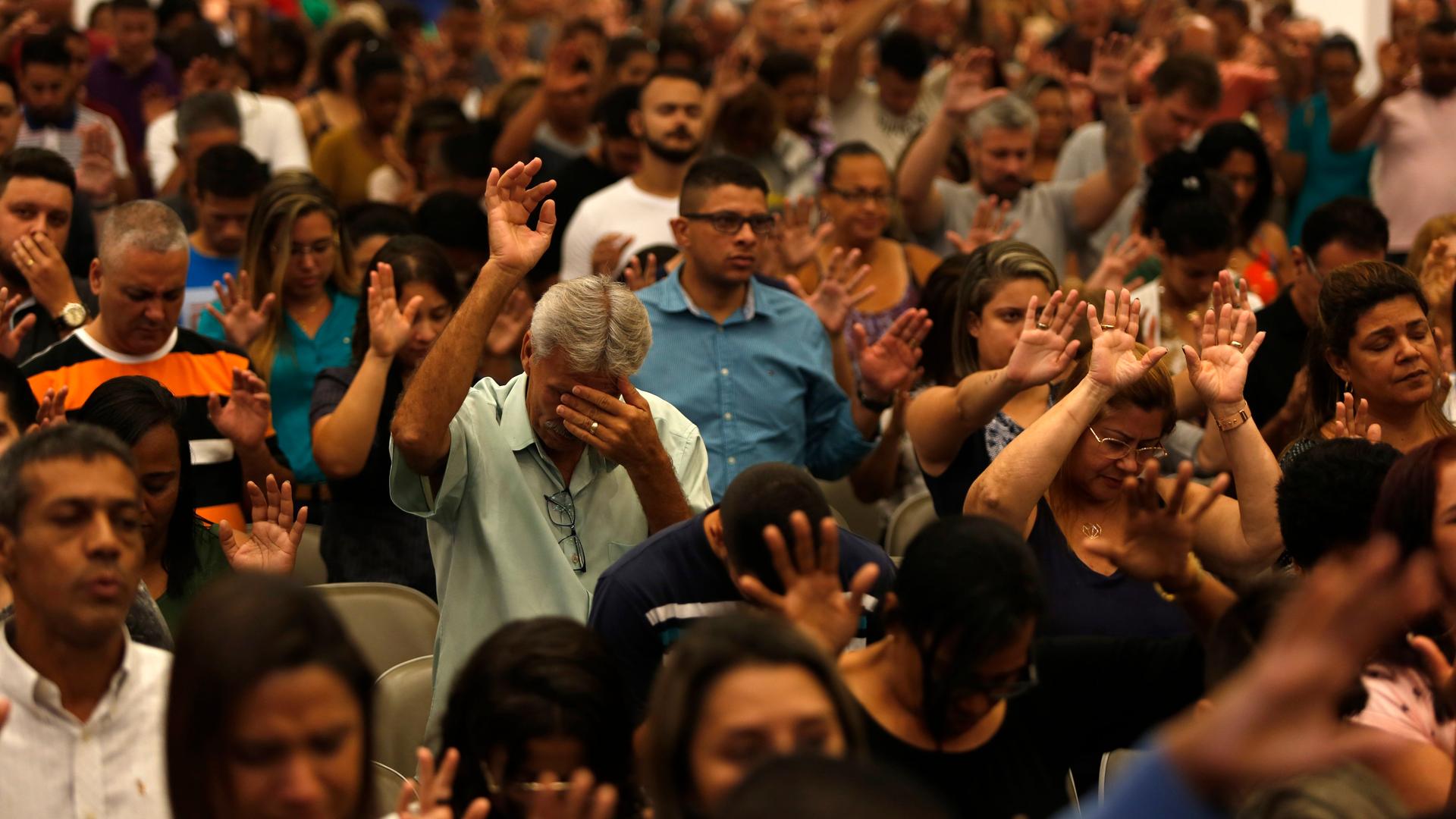 Evangelikale nehmen an der evangelischen Messe in Brasilien teil. Der rechtspopulistische Präsident Bolsonaro bekommt im Wahlkampf Unterstützung durch die evangelischen Bewegungen in Brasilien, die seine konservative Agenda unterstützen. Aber auch sein Konkurrent, der Linke Lula da Silva, findet dort Anhänger, weil er der Armut den Kampf angesagt hat.