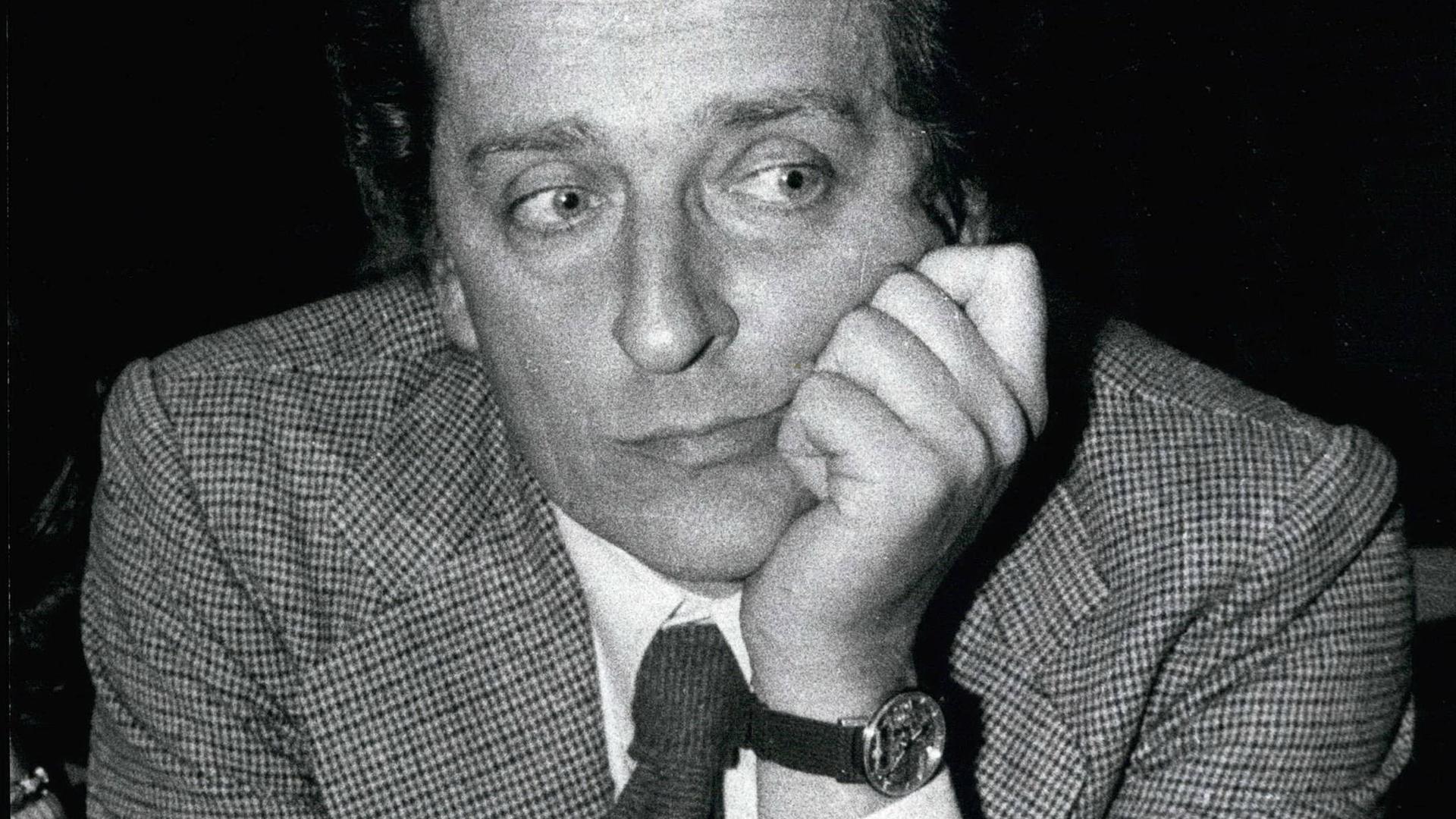 Schwarz-Weiß-Porträt von Carlo Ripa di Meana, der Präsident der Biennale in Venedig im Jahr 1977, er stützt seinen Kopf auf seine Hand