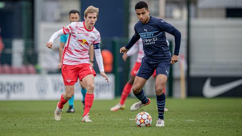 Ein Spiel der UEFA Youth League 2021: RB Leipzig U19 gegen Manchester City U19.