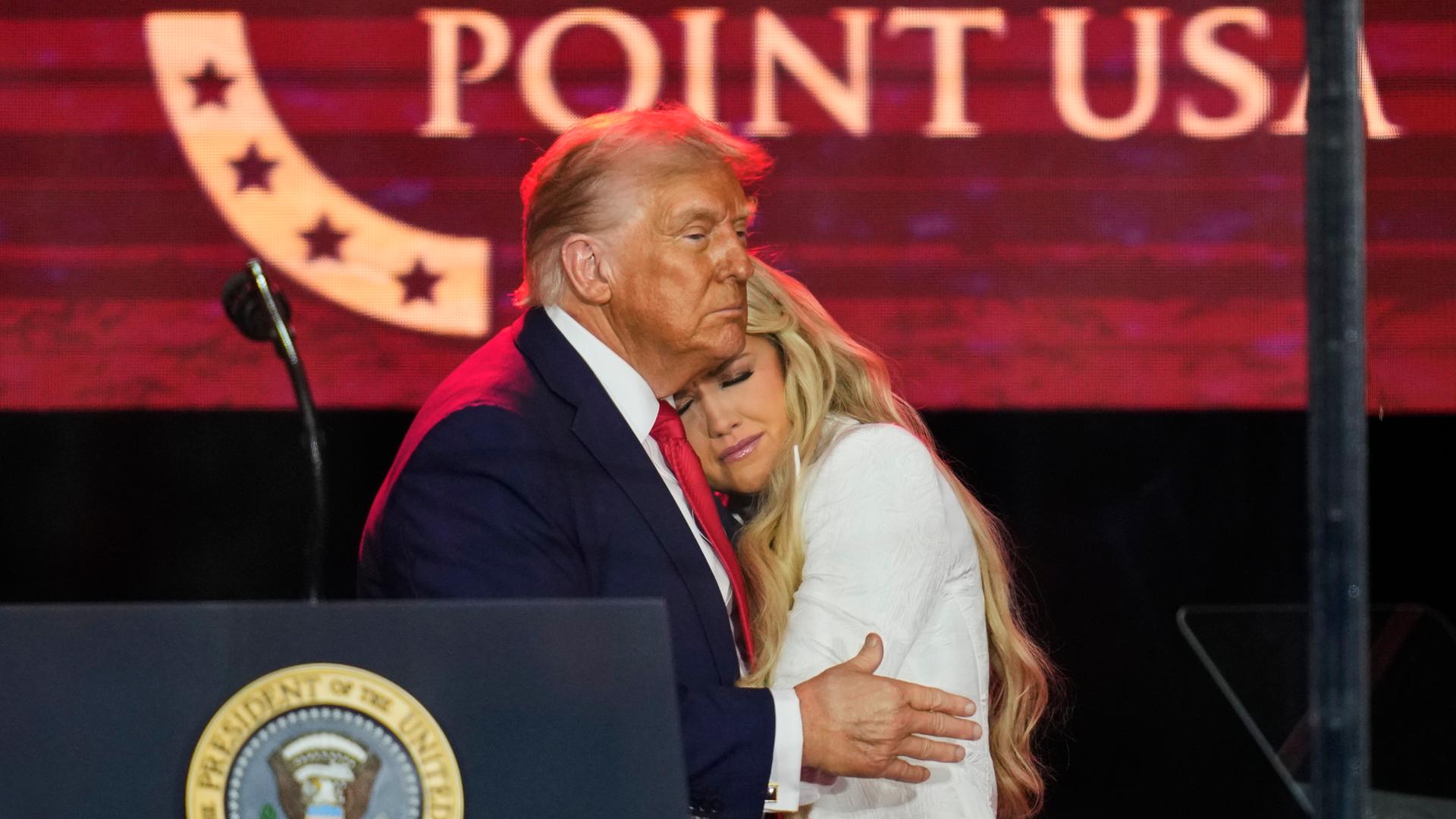 US-Präsident Trump und Erika Kirk umarmen sich bei der Trauerfeier für Charlie Kirk.