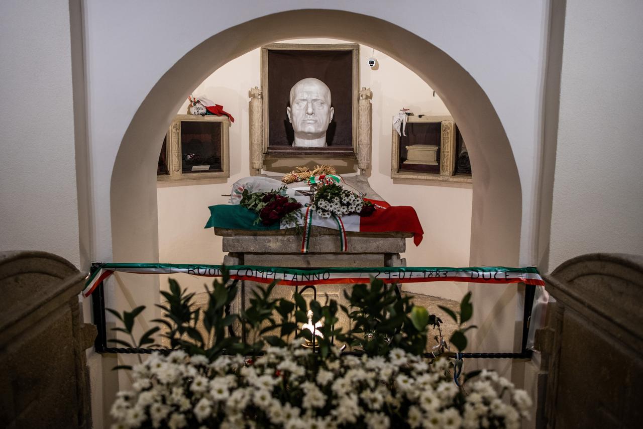 Die Gruft des ehemaligen Italienischen Diktators Benito Mussolini auf dem Friedhof in Predappio
