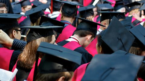 Studenten der Harvard University versammeln sich zu ihrer Abschlussfeier am Commencement Day in Cambridge, Massachusetts, USA. Studenten der Harvard University versammeln sich zu ihrer Abschlussfeier am Commencement Day in Cambridge, Massachusetts, USA.