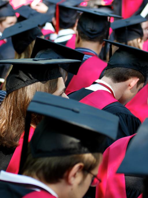 Studenten der Harvard University versammeln sich zu ihrer Abschlussfeier am Commencement Day in Cambridge, Massachusetts, USA.