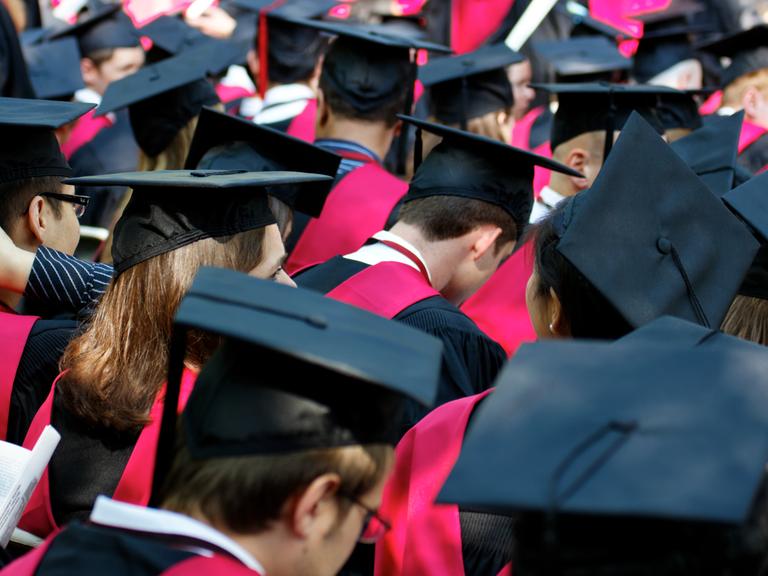 Studenten der Harvard University versammeln sich zu ihrer Abschlussfeier am Commencement Day in Cambridge, Massachusetts, USA.