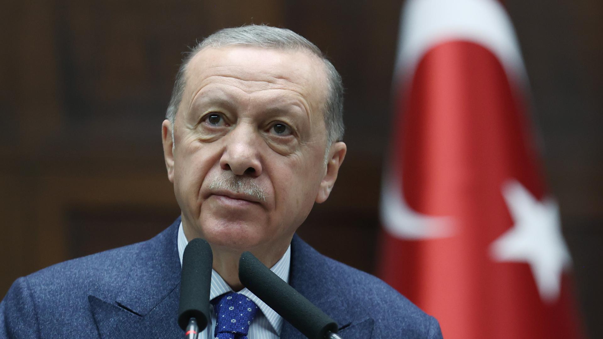 Das Bild zeigt den türkischen Präsidenten Recep Tayyip Erdogan vor einem Mikrofon.