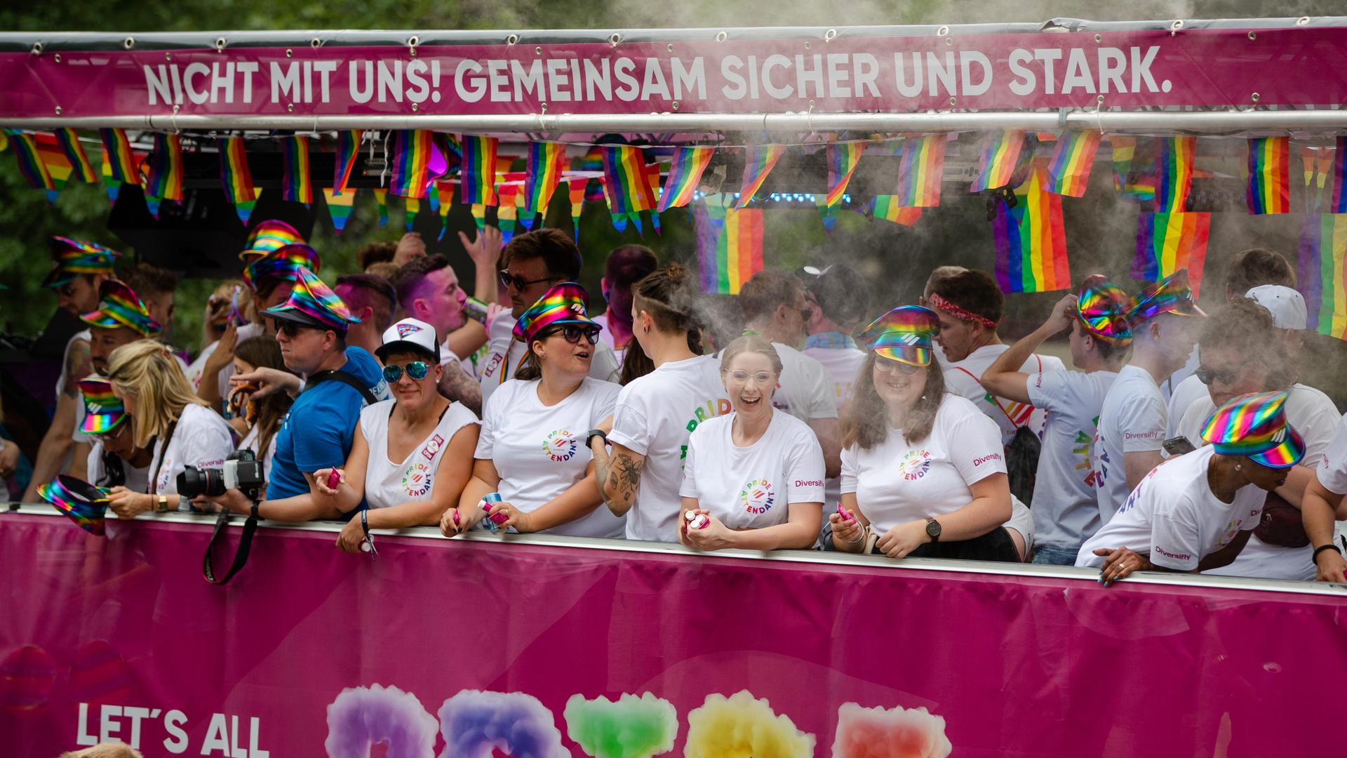 Eine Szene vom Festumzug beim Christopher Street Day in Stuttgart.