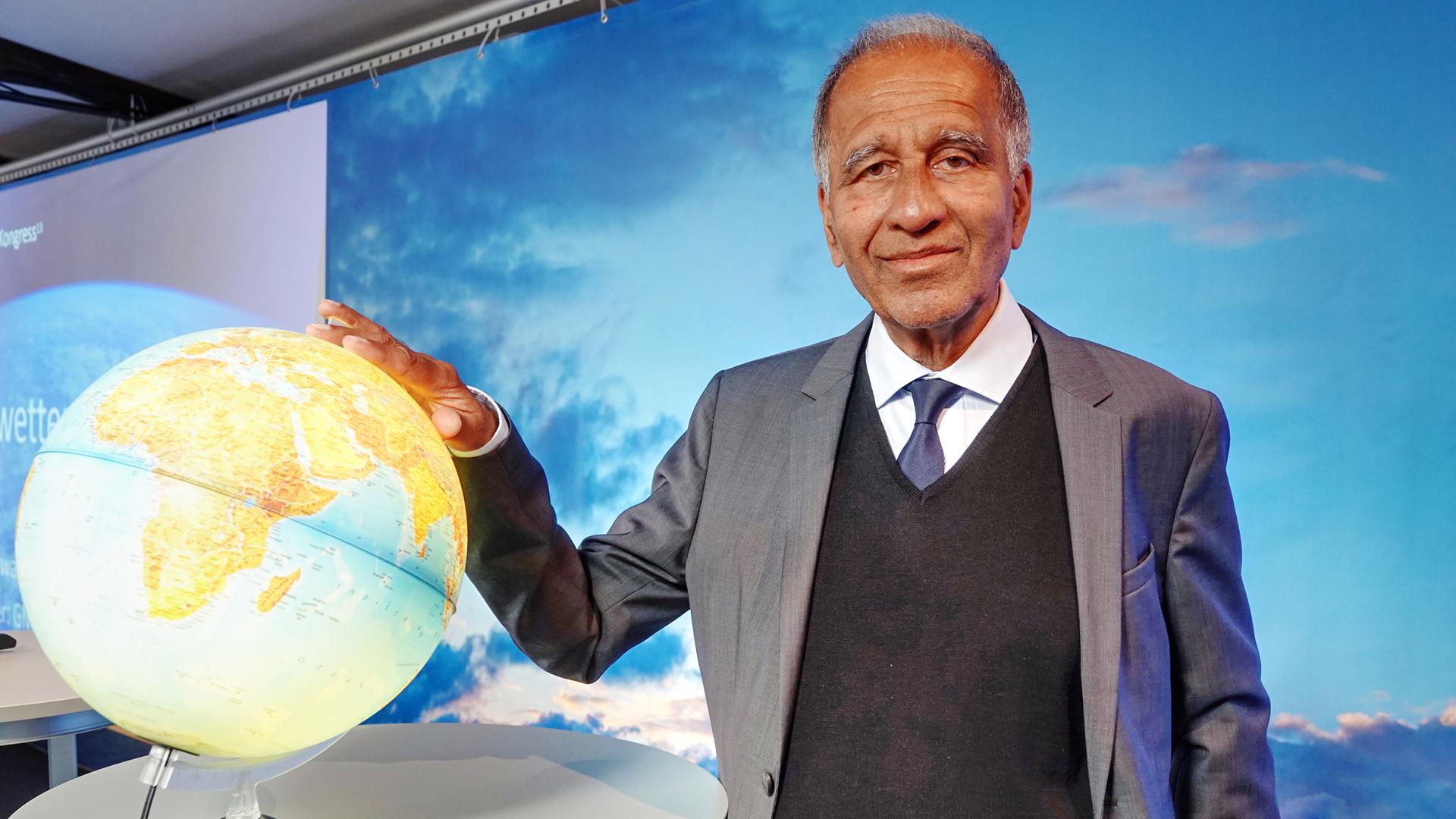 Mojib Latif, Klimaforscher, posiert bei dem 13. Extremwetterkongress im Internationalen Maritimen Museum Hamburg neben einem Globus.
