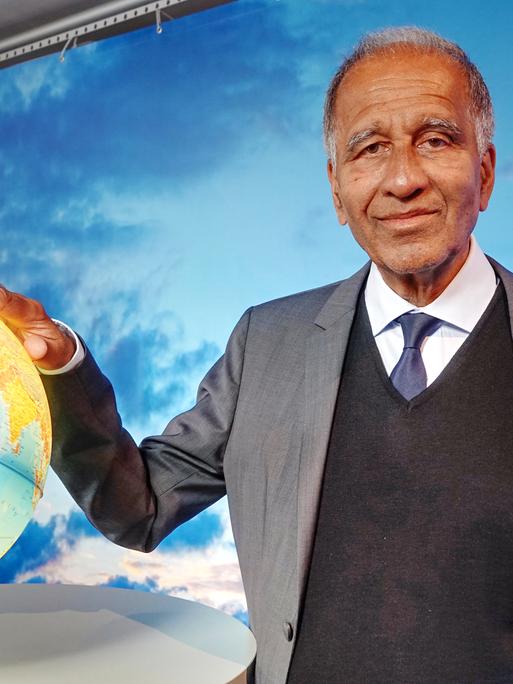 Mojib Latif, Klimaforscher, posiert bei dem 13. Extremwetterkongress im Internationalen Maritimen Museum Hamburg neben einem Globus.