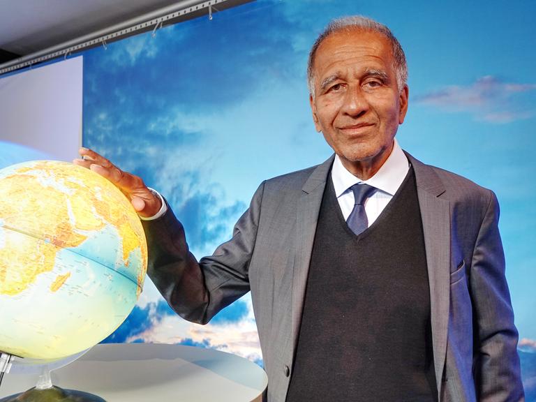 Mojib Latif, Klimaforscher, posiert bei dem 13. Extremwetterkongress im Internationalen Maritimen Museum Hamburg neben einem Globus.