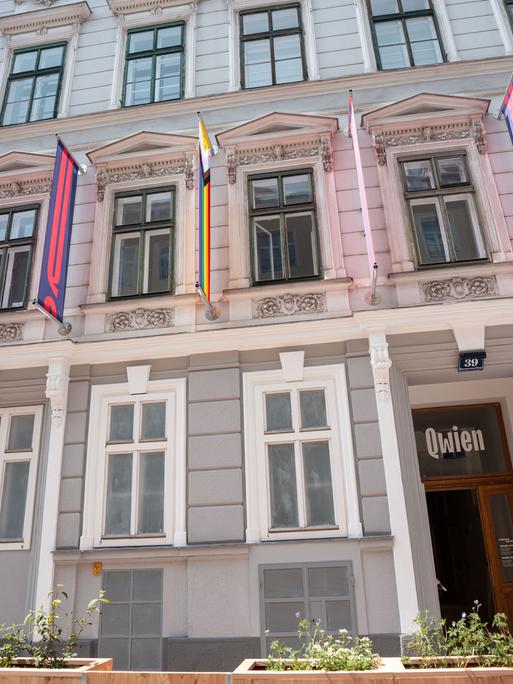 Außenansicht vom 2025 eröffneten Kulturzentrum QWien in der Ramperstorffergasse 39 im Wiener Bezirk Wien-Margareten. Außenansicht vom 2025 eröffneten Kulturzentrum QWien in der Ramperstorffergasse 39 im Wiener Bezirk Wien-Margareten.