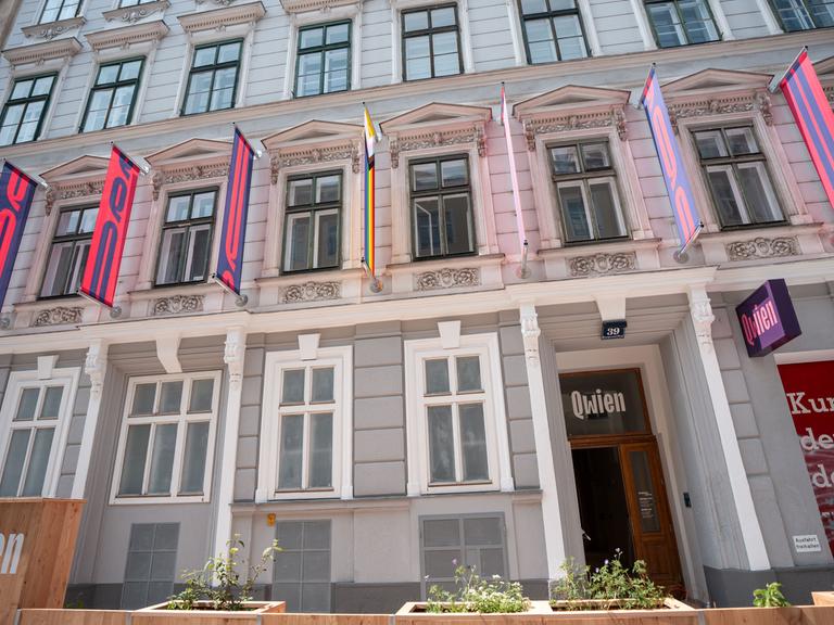 Außenansicht vom 2025 eröffneten Kulturzentrum QWien in der Ramperstorffergasse 39 im Wiener Bezirk Wien-Margareten. Außenansicht vom 2025 eröffneten Kulturzentrum QWien in der Ramperstorffergasse 39 im Wiener Bezirk Wien-Margareten.