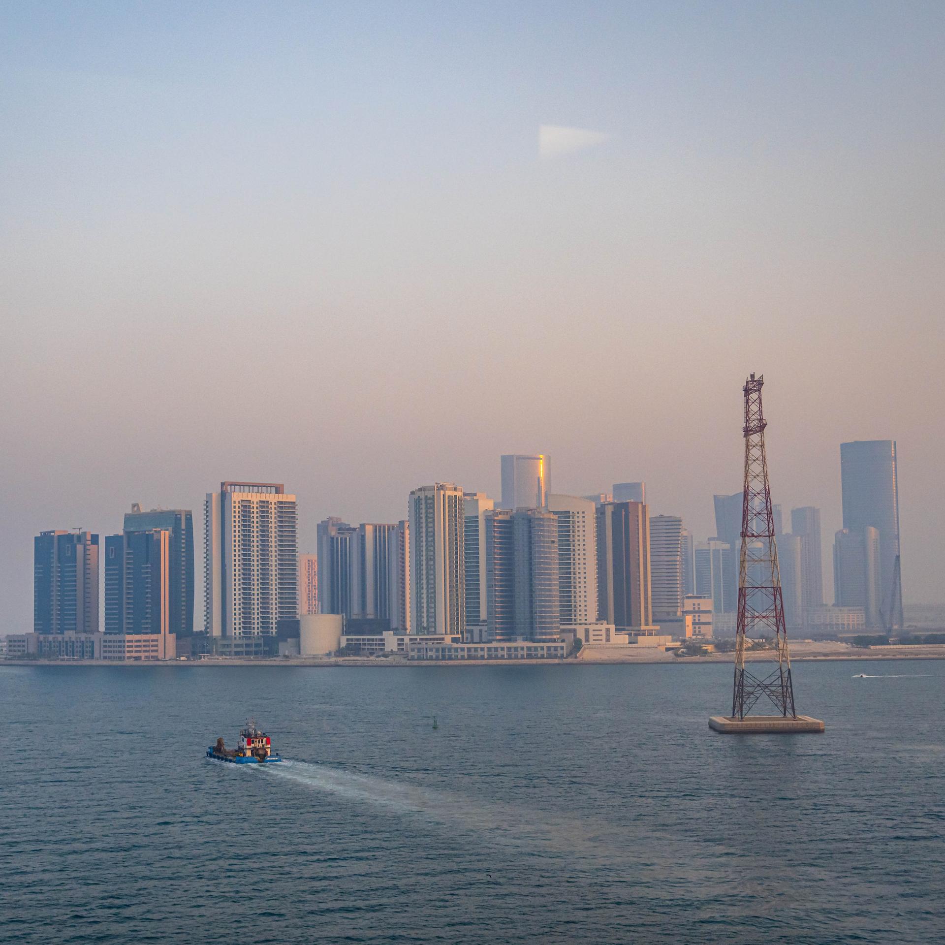 Die Hochhäuser der Skyline von Abu Dhabi