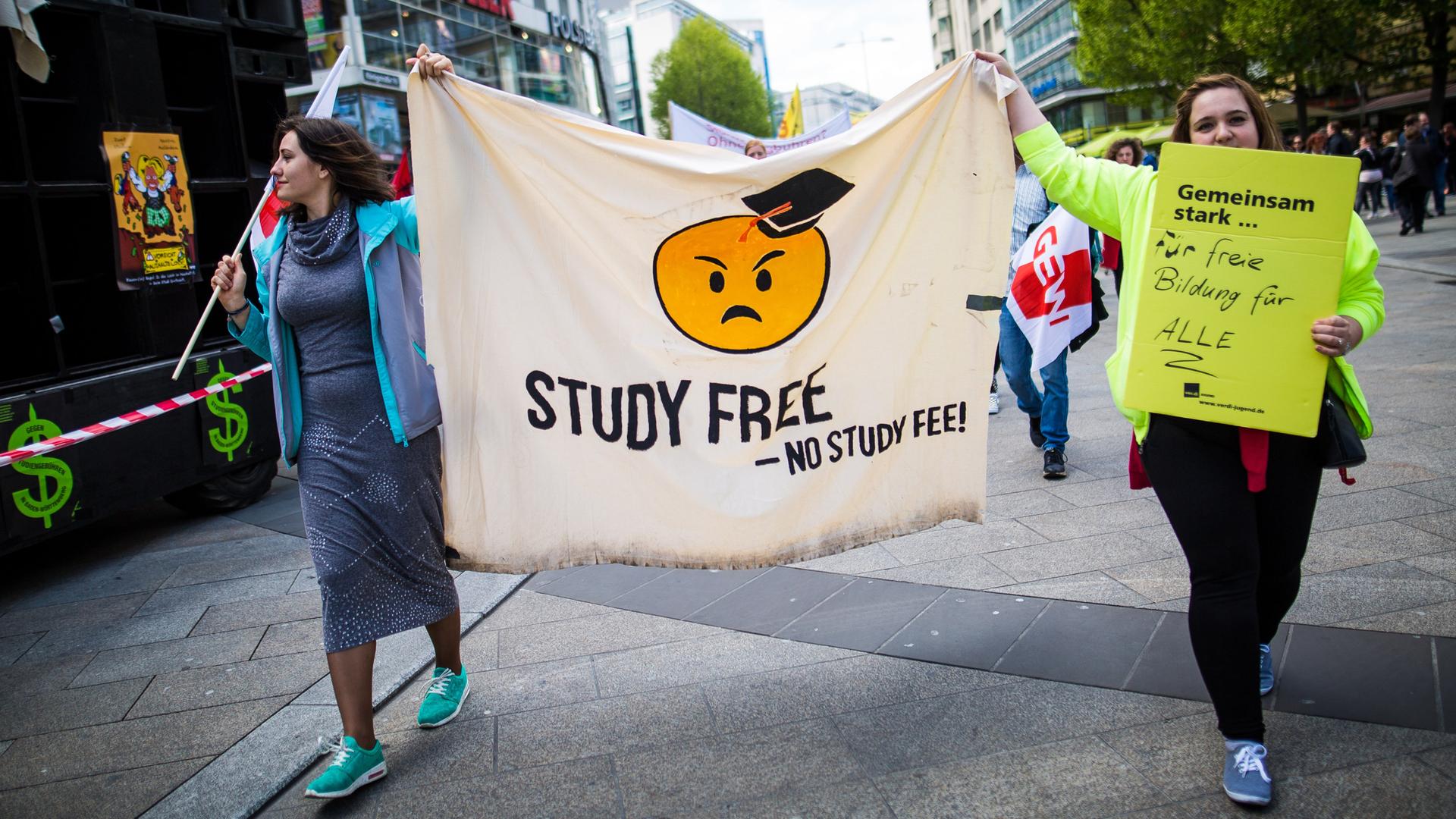 Teilnehmerinnen einer Protestaktion gegen Studiengebühren gehen mit Plakaten durch die Innenstadt von Stuttgart. Teilnehmerinnen einer Protestaktion gegen Studiengebühren gehen mit Plakaten durch die Innenstadt von Stuttgart.