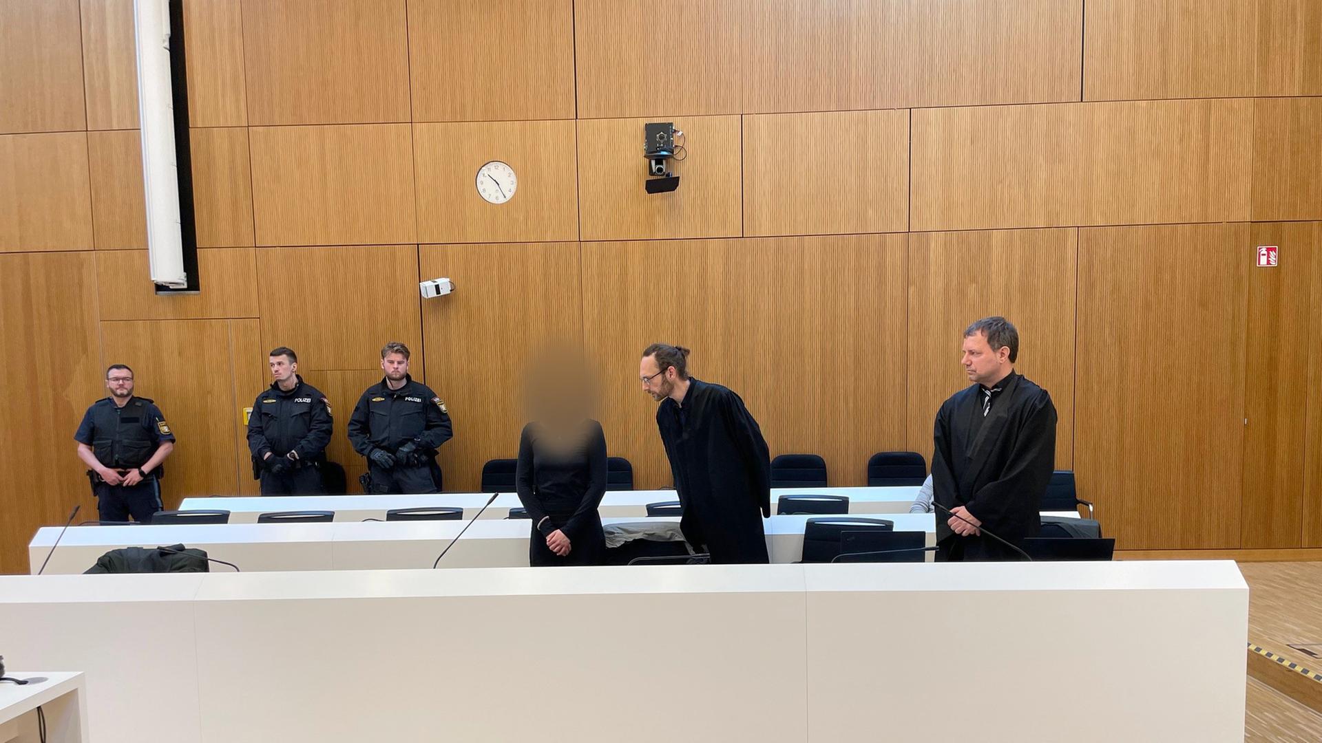 Die Angeklagte Hanna S. (M) steht beim Prozessauftakt im Gerichtssaal. Die mutmaßliche Linksextremistin soll sich an einem Angriff auf Neonazis in Budapest beteiligt haben. Die Angeklagte Hanna S. (M) steht beim Prozessauftakt im Gerichtssaal. Die mutmaßliche Linksextremistin soll sich an einem Angriff auf Neonazis in Budapest beteiligt haben.